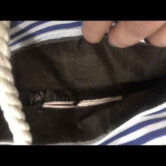 High-quality lined canvas tote with rope handles. - Picture 5 of 6